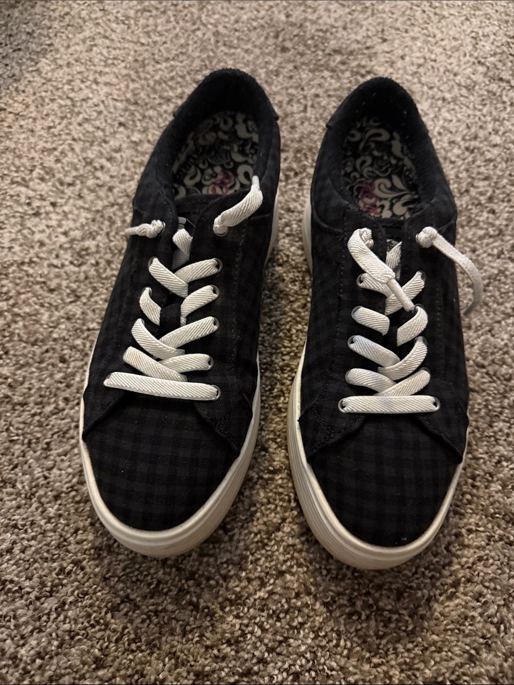 Roxy Black Low-Top Sneakers with White Laces